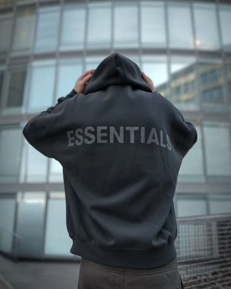 Ess€ntials